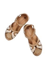Brązowe Sandały Armodo Stylowe Obuwie Damskie. Okazja: na spacer. Kolor: brązowy. Materiał: materiał. Wzór: aplikacja. Sezon: lato. Styl: elegancki