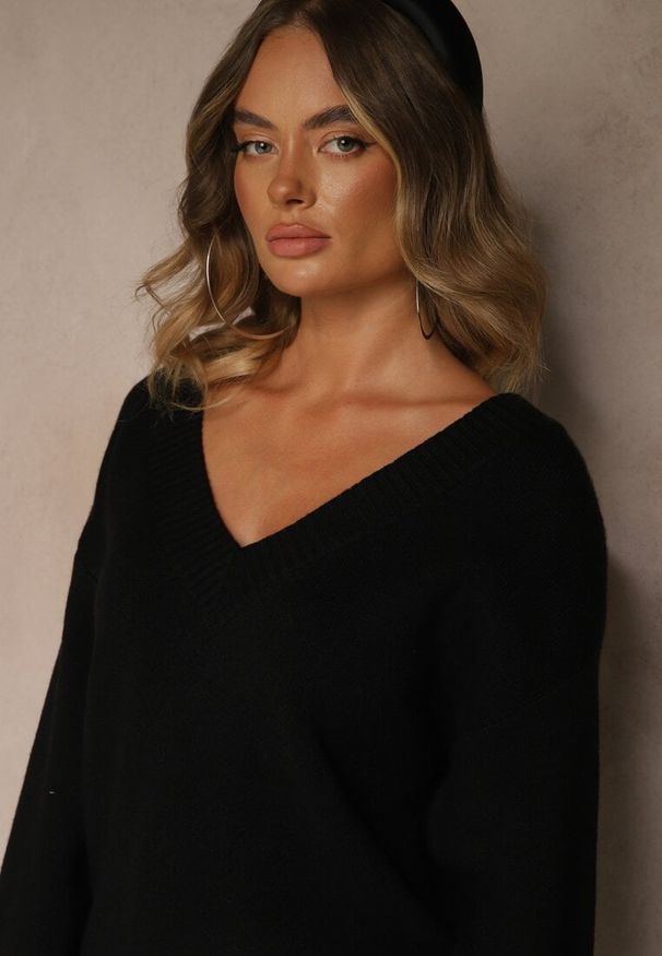 Renee - Czarny Sweter z Kaszmirem i Trójkątnym Dekoltem Plenne. Kolor: czarny. Materiał: kaszmir. Styl: klasyczny