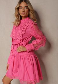 Renee - Fuksjowa Sukienka Laodilea. Kolor: różowy. Materiał: materiał, koronka. Wzór: koronka. Styl: klasyczny. Długość: mini #3