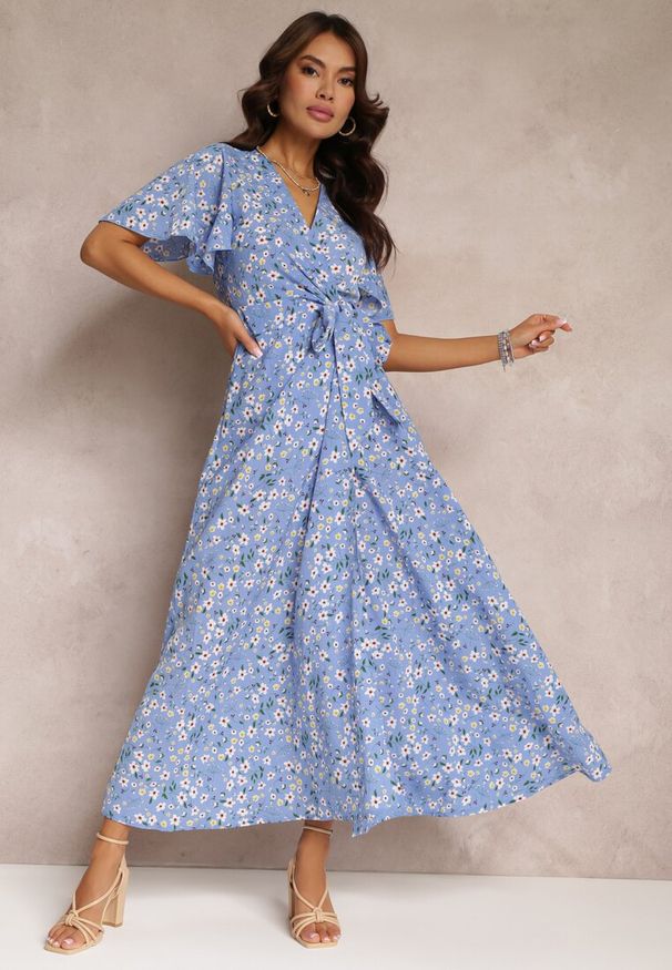 Renee - Niebieska Sukienka Alethossia. Kolor: niebieski. Materiał: wiskoza. Wzór: aplikacja. Typ sukienki: kopertowe, rozkloszowane. Długość: maxi