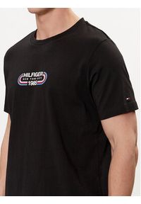 TOMMY HILFIGER - Tommy Hilfiger T-Shirt Track Graphic MW0MW34429 Czarny Regular Fit. Kolor: czarny. Materiał: bawełna #3