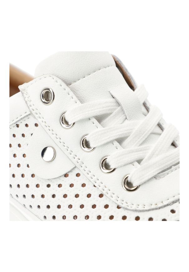 Półbuty damskie Vinceza, cholewka ze skóry naturalnej licowej z perforacją wiązanie z przodu metalowe oczka z zabudowanym przodem, białe, 79629. Kolor: biały. Materiał: skóra. Szerokość cholewki: normalna