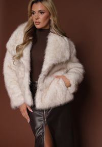 Renee - Beżowa Kurtka Futrzana Ozdobiona Kołnierzem Avelire. Okazja: na co dzień. Kolor: beżowy. Materiał: futro. Wzór: aplikacja. Styl: casual, elegancki