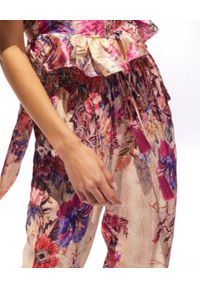 HEMANT & NANDITA - Spodnie w kwiaty Leah. Stan: podwyższony. Kolor: beżowy. Materiał: wiskoza. Wzór: kwiaty