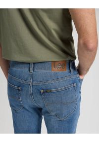 Lee - MESKIE SPODNIE LEE SLIM FIT MVP BLUE PRINT 112376321. Wzór: nadruk #5