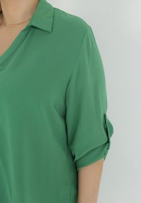 Born2be - Zielona Bluzka z Kołnierzykiem Paladia. Kolekcja: plus size. Kolor: zielony. Długość rękawa: długi rękaw. Długość: długie. Wzór: gładki. Styl: elegancki #6