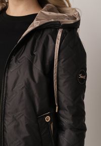 Born2be - Czarna Przejściowa Kurtka Pikowana z Kapturem i Kieszeniami Sazia. Okazja: na co dzień. Typ kołnierza: kaptur. Kolor: czarny. Materiał: poliester, jeans. Styl: casual, sportowy #7