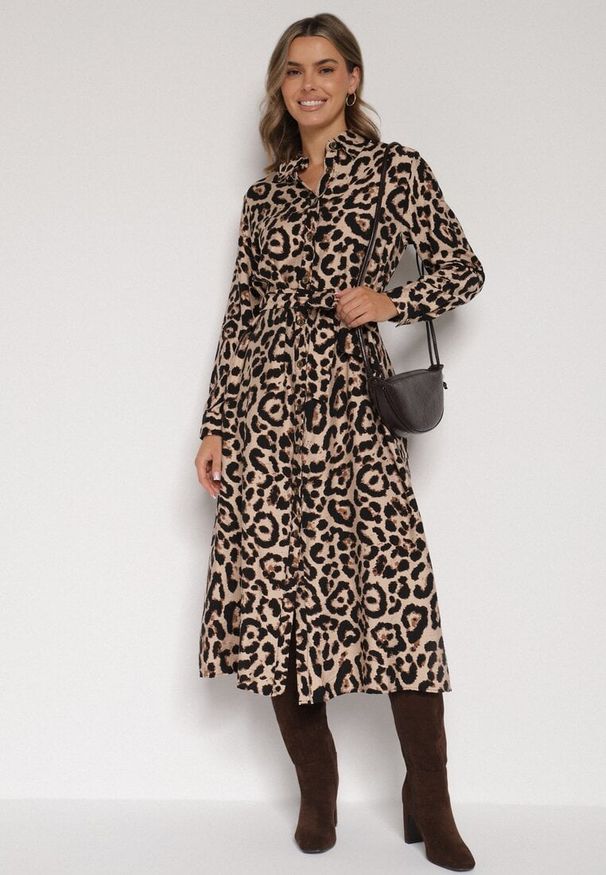 Born2be - Panterkowa Koszulowa Sukienka z Wiskozą w Panterkę z Wiązanym Paskiem Assava. Okazja: na spotkanie biznesowe, do pracy. Materiał: wiskoza. Wzór: motyw zwierzęcy. Typ sukienki: koszulowe. Styl: biznesowy, elegancki, klasyczny