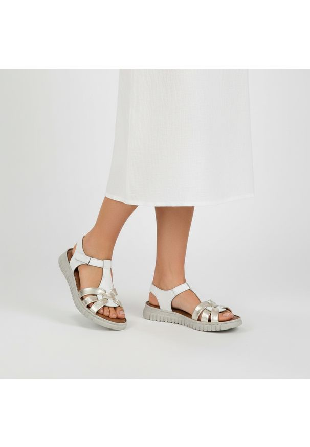 Sandały damskie Artiker, na lekkiej platformie skórzane zapinane na rzepy, biało-złote, 56C0854. Okazja: na co dzień. Zapięcie: rzepy. Kolor: biały. Materiał: skóra. Sezon: lato. Obcas: na platformie. Styl: casual, elegancki