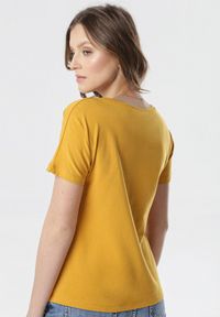 Born2be - Żółty T-shirt Wrafdiff. Kolor: żółty. Materiał: dzianina. Długość rękawa: krótki rękaw. Długość: krótkie #5