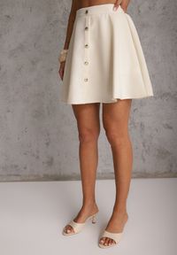 Renee - Jasnobeżowy Komplet z Kamizelką i Rozkloszowaną Spódnicą z Eleganckimi Guzikami Jenane. Kolor: beżowy #3