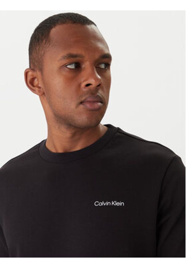 Calvin Klein Bluza Linear Box Logo K10K114259 Czarny Regular Fit. Kolor: czarny. Materiał: bawełna
