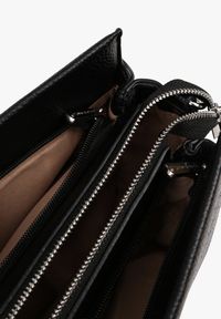Born2be - Czarna Elegancka Torebka Listonoszka z Klapą Idemessa. Kolor: czarny. Styl: elegancki
