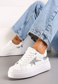 Renee - Białe Sneakersy Ozdobione Brokatem na Niskiej Platformie Leonare. Kolor: biały. Materiał: jeans. Wzór: aplikacja. Obcas: na platformie #3