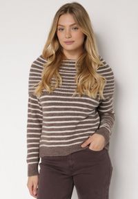 Born2be - Jasnobrązowy Sweter w Paski z Dodatkiem Wełny i Wiskozy z Odkrytymi Ramionami Nedarra. Okazja: na co dzień. Kolor: brązowy. Materiał: wełna, wiskoza. Wzór: paski. Styl: casual, elegancki #2