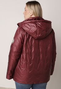 Born2be - Bordowa Pikowana Kurtka Przejściowa o Prostym Kroju z Kapturem Vimoris. Okazja: na spacer, na co dzień. Typ kołnierza: kaptur. Kolekcja: plus size. Kolor: czerwony. Materiał: poliester, jeans. Styl: casual, elegancki #6