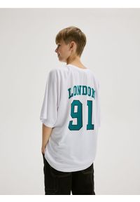 Reserved - Szybkoschnący t-shirt z nadrukiem - biały. Kolor: biały. Materiał: dzianina. Wzór: nadruk