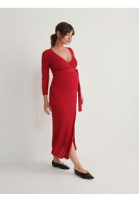 Reserved - Kopertowa sukienka z dzianiny - czerwony. Kolor: czerwony. Materiał: dzianina. Typ sukienki: kopertowe