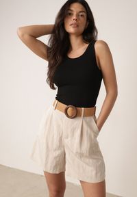 Born2be - Beżowe Szorty Casual z Wiskozą Wysokim Stanem i Plecionym Paskiem Evena. Okazja: na co dzień. Stan: podwyższony. Kolor: beżowy. Materiał: wiskoza. Styl: casual #1