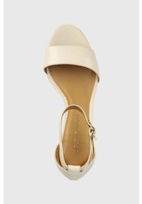 Emporio Armani sandały skórzane X3P698.XF636.00159 kolor beżowy. Zapięcie: klamry. Kolor: beżowy. Materiał: skóra. Wzór: gładki. Obcas: na obcasie. Wysokość obcasa: średni #5