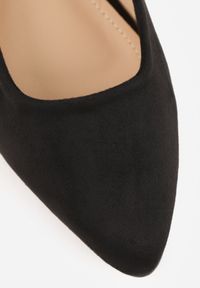 Renee - Czarne Sandały Vices z Odkrytą Piętą i Szpiczastym Noskiem Zdobione Aplikacją Edithania. Okazja: na co dzień, do pracy, na spotkanie biznesowe. Nosek buta: szpiczasty. Kolor: czarny. Materiał: jeans. Wzór: aplikacja. Styl: casual, biznesowy #3