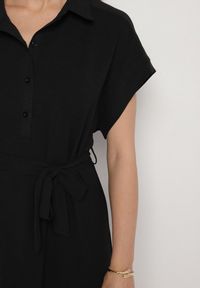 Born2be - Czarna Sukienka z Bawełną i Ozdobnym Paskiem Savanire. Okazja: na co dzień. Kolor: czarny. Materiał: bawełna. Typ sukienki: koszulowe. Styl: elegancki, klasyczny, casual #2