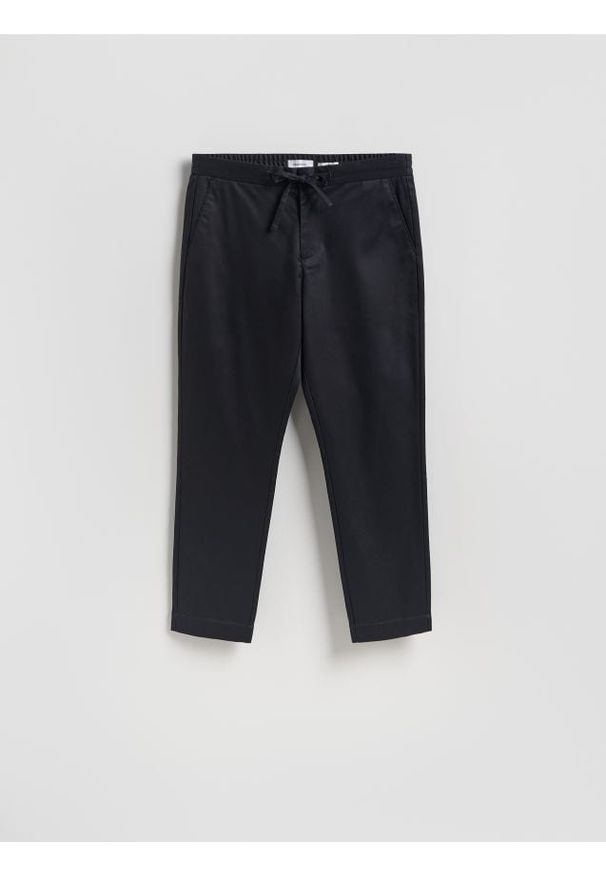 Reserved - Spodnie carrot fit - granatowy. Kolor: niebieski. Materiał: tkanina