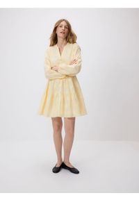Reserved - Sukienka z haftem - jasnożółty. Kolor: żółty. Materiał: tkanina, bawełna. Wzór: haft #1