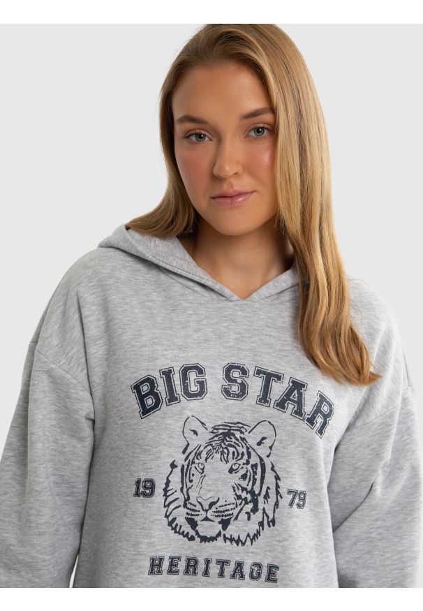 Big-Star - Sukienka dziewczęca dzianinowa z kapturem szara Fleur 901. Okazja: na uczelnię. Typ kołnierza: kaptur. Kolor: szary. Materiał: dzianina. Wzór: nadruk. Styl: elegancki, klasyczny