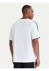 Adidas - adidas T-Shirt adicolor Jacquard KD5829 Biały Loose Fit. Kolor: biały. Materiał: syntetyk #4