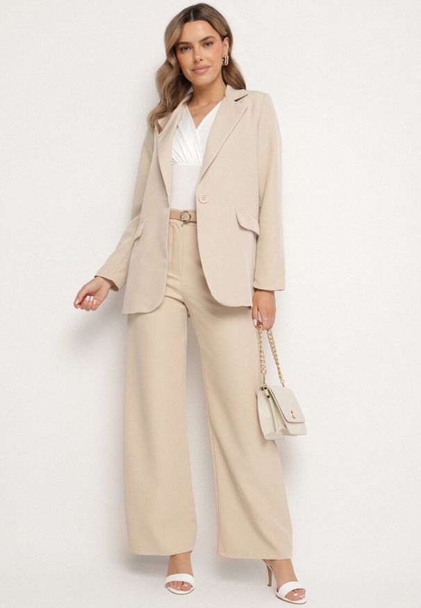 Born2be - Beżowe Garniturowe Spodnie z Wysokim Stanem Vivisora. Stan: podwyższony. Kolor: beżowy. Wzór: aplikacja