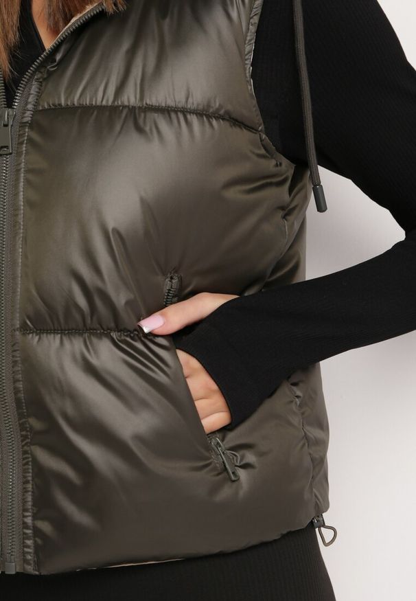 Born2be - Ciemnozielona Pikowana Kamizelka z Odpinanym Kapturem Winncea. Okazja: na co dzień. Kolor: zielony. Materiał: jeans. Styl: casual