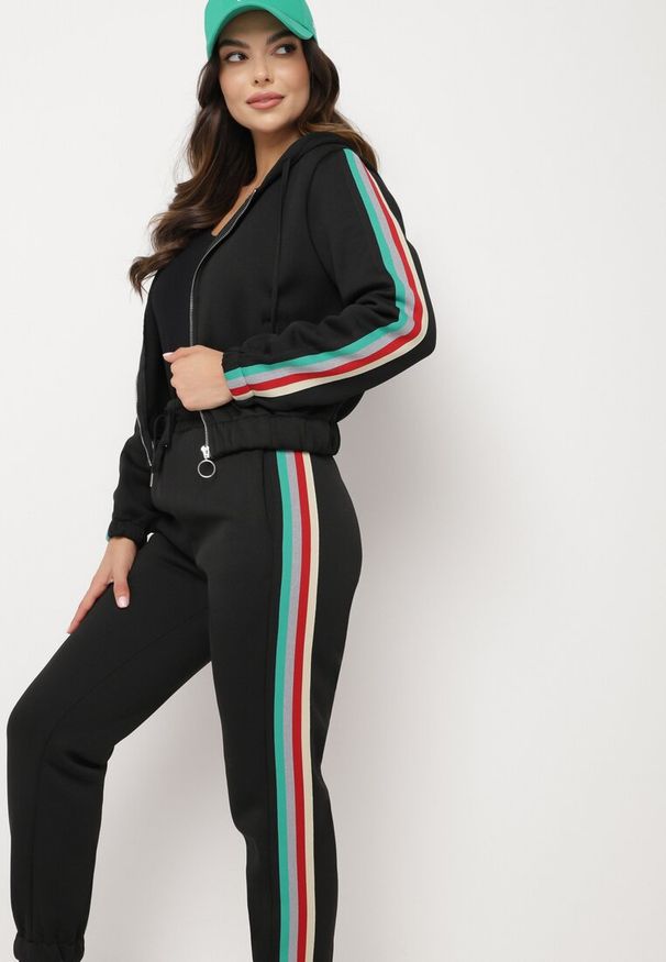 Born2be - Czarny Komplet Dresowy Zdobiony Kolorowym Lampasem Spodnie i Bluza z Kapturem Neviantha. Kolor: czarny. Materiał: dresówka. Wzór: aplikacja, kolorowy