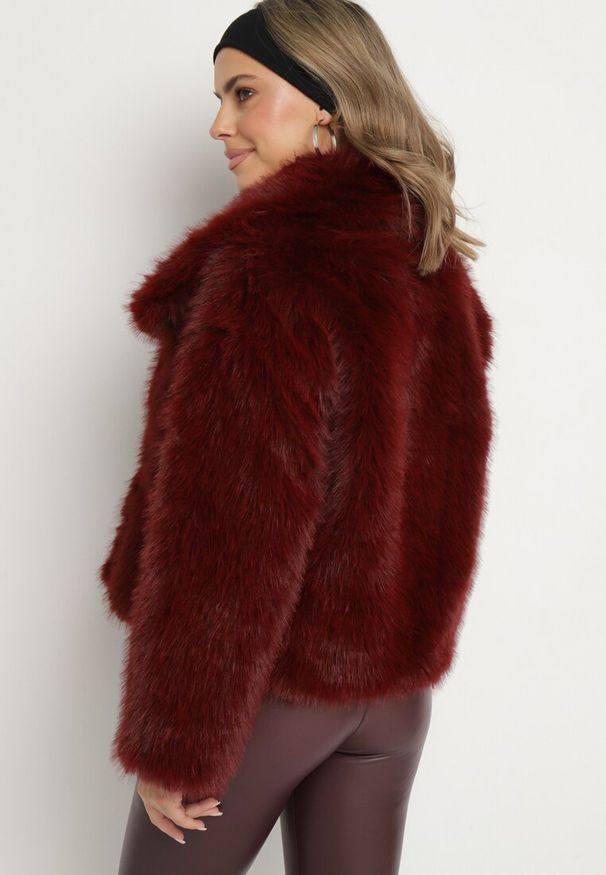 Born2be - Bordowa Futrzana Kurtka Futerko z Szerokim Kołnierzem Dannora. Okazja: na co dzień. Kolor: czerwony. Materiał: futro. Długość rękawa: długi rękaw. Długość: długie. Styl: elegancki, klasyczny, glamour, wizytowy, casual
