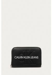 Calvin Klein Jeans - Portfel. Kolor: czarny. Materiał: materiał. Wzór: gładki
