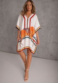 Renee - Białe Satynowe Ponczo Zdobione Motywem Konia Kavessa. Kolor: biały. Materiał: satyna. Wzór: aplikacja. Styl: elegancki, vintage, boho #2