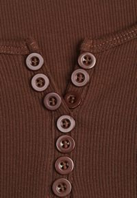 Born2be - Brązowa Prążkowana Bluzka z Bawełny z Długim Rękawem i Guziczkami Amendria. Okazja: na co dzień. Kolor: brązowy. Materiał: prążkowany, bawełna. Długość rękawa: długi rękaw. Długość: długie. Styl: casual #8