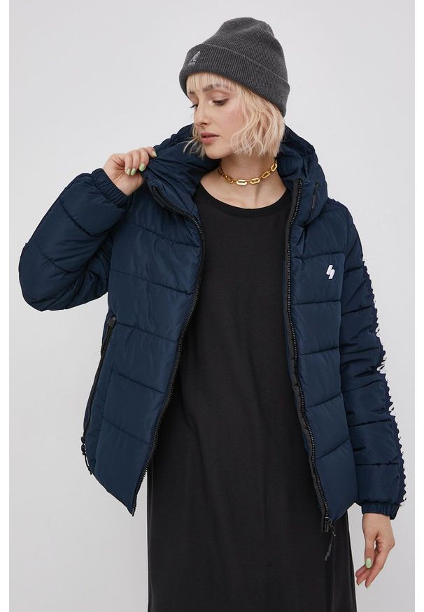 Superdry Kurtka damska kolor granatowy zimowa. Kolor: niebieski. Materiał: materiał. Sezon: zima