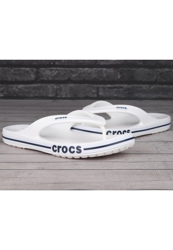 Japonki męskie sportowe Crocs BAYABAND FLIP. Kolor: biały. Sport: pływanie