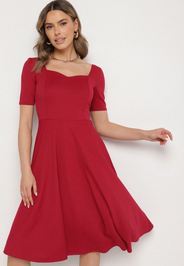 Born2be - Bordowa Sukienka z Bufiastymi Rękawami Nerilune. Kolor: czerwony. Styl: elegancki, klasyczny
