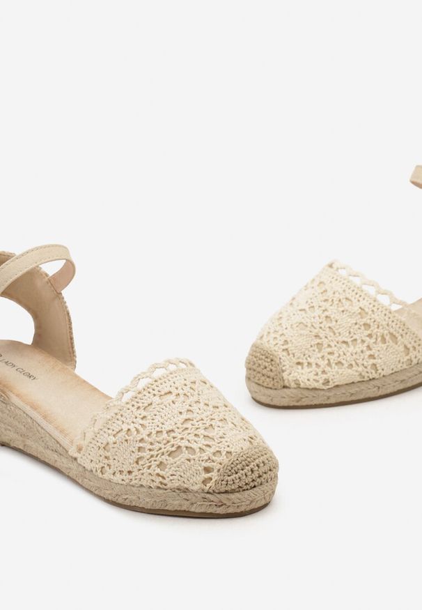 Born2be - Beżowe Sandały Espadryle na Niskim Plecionym Koturnie z Ażurowym Noskiem Zelphia. Okazja: na imprezę, na spacer, na plażę. Zapięcie: pasek. Kolor: beżowy. Materiał: len. Wzór: ażurowy. Sezon: lato. Obcas: na koturnie. Styl: elegancki
