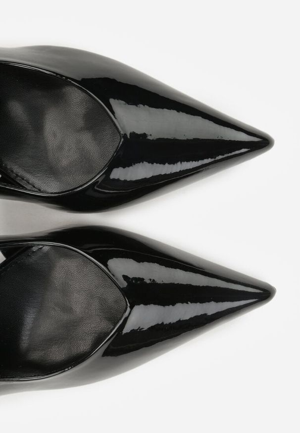 Renee - Czarne Szpilki Lakierowane z Wycięciami Fyriana. Zapięcie: sprzączka. Kolor: czarny. Materiał: lakier. Wzór: aplikacja. Sezon: jesień. Obcas: na szpilce. Styl: wizytowy. Wysokość obcasa: średni