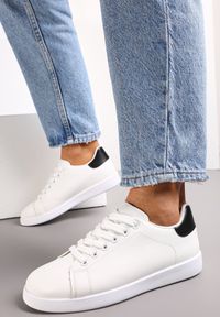 Born2be - Biało-Czarne Wiązane Sneakersy na Płaskiej Podeszwie z Okrągłym Noskiem Adephine. Okazja: na co dzień. Nosek buta: okrągły. Kolor: biały. Materiał: jeans, dzianina. Obcas: na płaskiej podeszwie #1