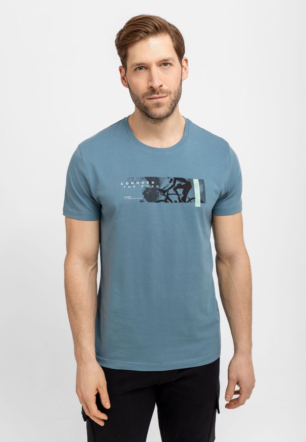 Volcano - T-shirt z motywem rowerowym T-RAD. Kolekcja: plus size. Kolor: niebieski. Materiał: włókno, skóra, bawełna, materiał. Wzór: nadruk. Sezon: lato. Styl: sportowy