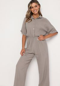 Born2be - Ciemnobeżowy Bawełniany Kombinezon z Koszulową Górą i Prostymi Spodniami Namsore. Kolor: beżowy. Materiał: bawełna. Styl: elegancki, klasyczny #2