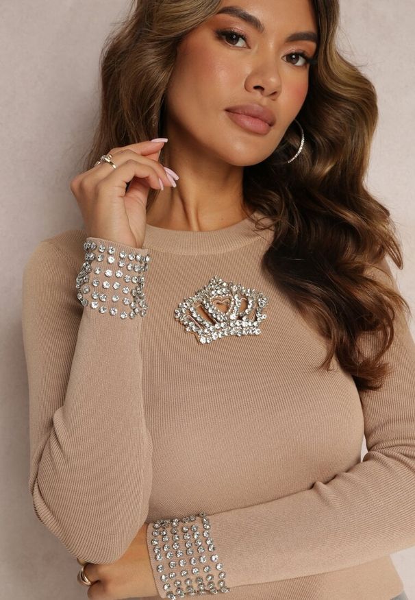 Renee - Beżowy Dopasowany Sweter z Cyrkoniami na Rękawach i Przy Dekolcie Sharonille. Kolor: beżowy. Materiał: wiskoza. Wzór: aplikacja. Sezon: zima