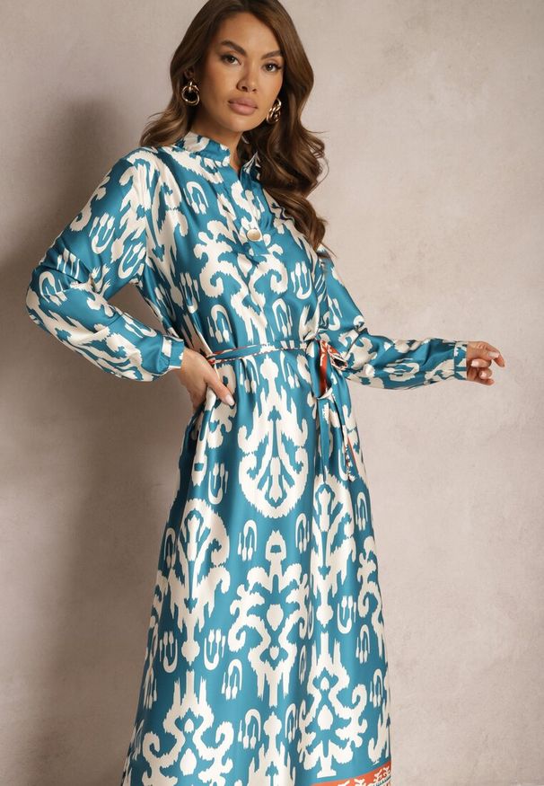 Renee - Niebieska Pudełkowa Sukienka Satynowa z Paskiem w Talii w Ornamentalny Print Tarosa. Kolor: niebieski. Materiał: satyna. Wzór: nadruk