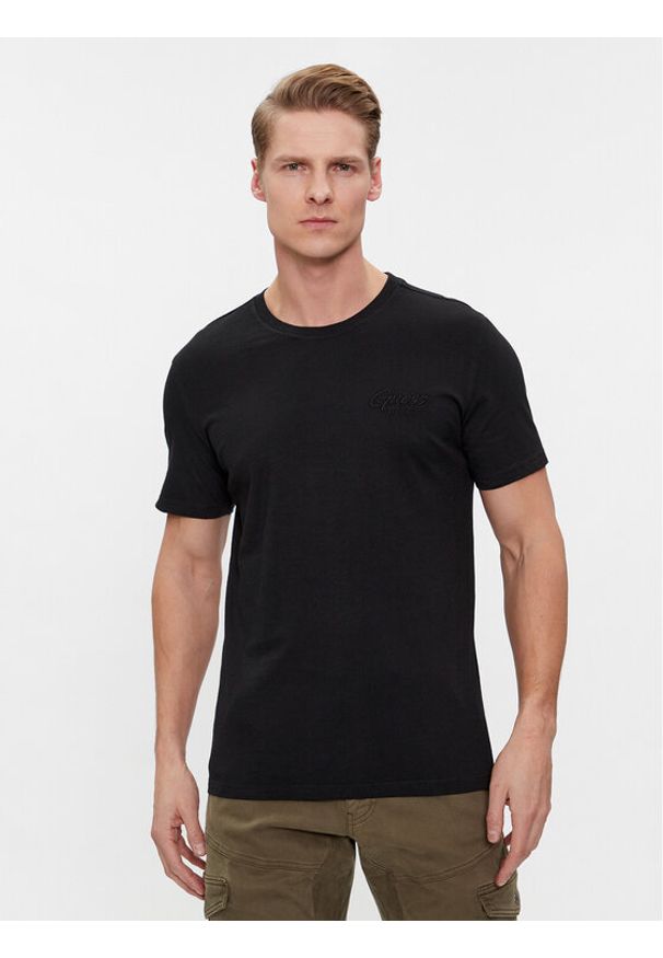 Guess T-Shirt Ss Cn Treated M4RI49 KBL31 Czarny Slim Fit. Kolor: czarny. Materiał: bawełna