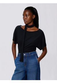 Reserved - Bluzka z szalem - czarny. Kolor: czarny. Materiał: dzianina, wiskoza