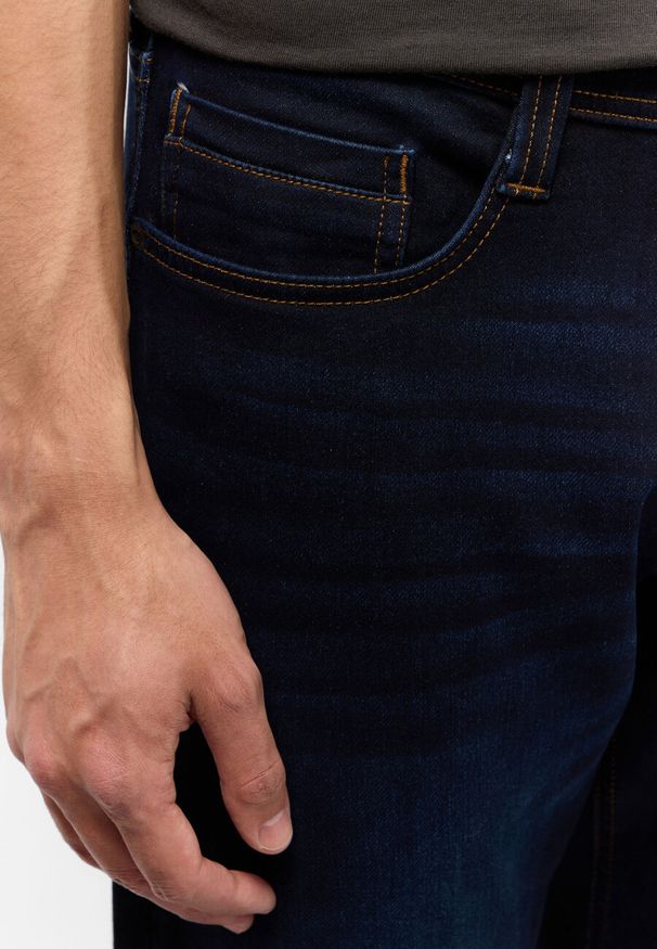 Mustang - MĘSKIE SPODNIE JEANSOWE MUSTANG OREGON SLIM K DENIM BLUE 1015547 5000 942. Okazja: na co dzień. Stan: obniżony. Sezon: zima. Styl: sportowy, elegancki, casual